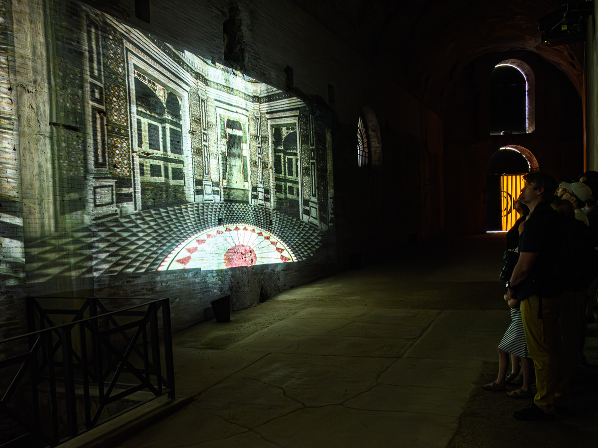 Domus Aurea reconstruction projection during a visitor tour