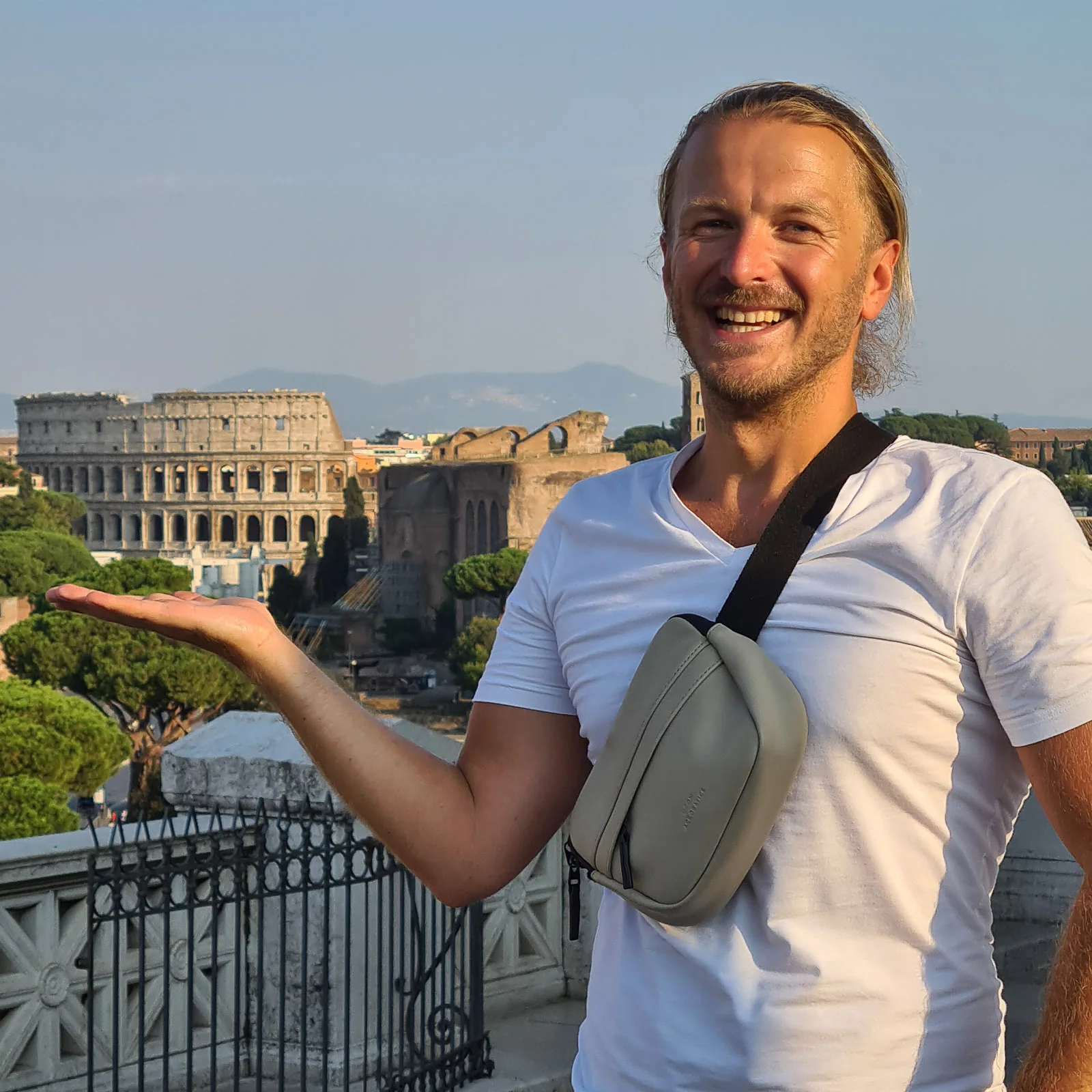 コロッセオを背景にしたアルターレ・デッラ・パトリアでのポートレート